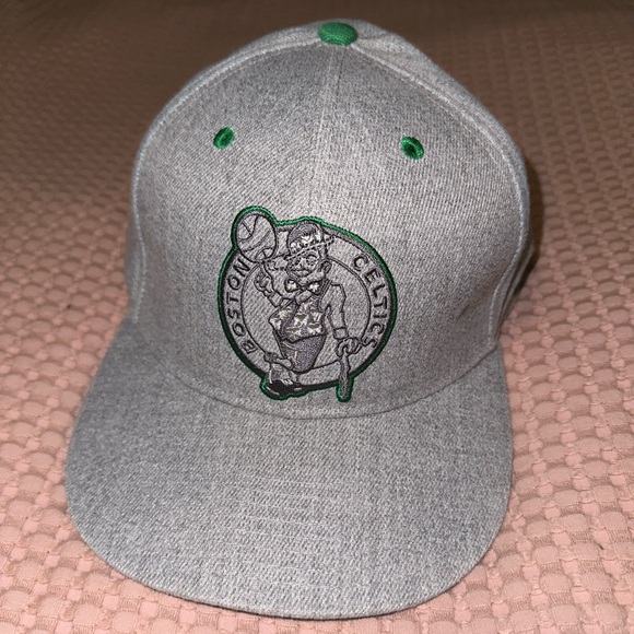 Ultra Game Boston Celtics Snap Back Flat Bill Hat Gray - Picture 1 of 5